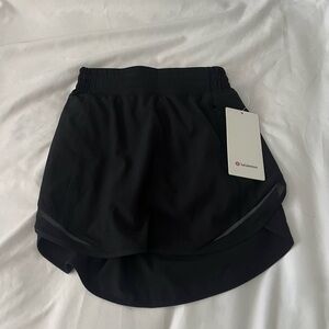NEW WITH TAGS Lululemon hotty hot HR skirt